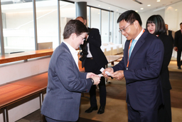 Bộ trưởng Nguyễn Văn Thắng làm việc với Lãnh đạo Sở Giao dịch Chứng khoán London và FTSE Russell