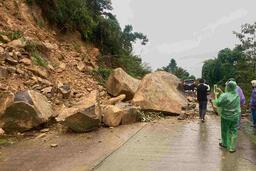 Quảng Ngãi còn cả trăm điểm sạt lở, hàng chục tuyến đường ách tắc