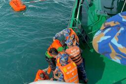 Kịp thời cứu 2 người trên tàu chở vật liệu bị chìm ở vùng biển Phú Quốc