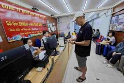 Xe khách Tết hết vé, xe ngoài bến tăng giá cao