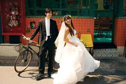 Con dâu Tập đoàn Sơn Hải, Á hậu Phương Nhi chụp ảnh cưới với xe đạp