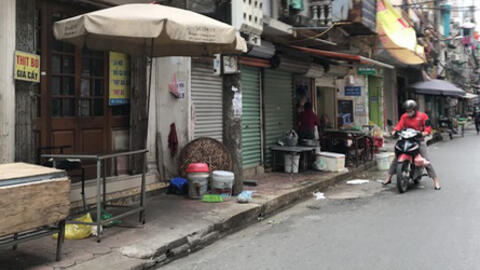 Sau hàng ăn uống, nhiều chợ ở Hà Nội tiếp tục "nghỉ Tết" vì Covid-19