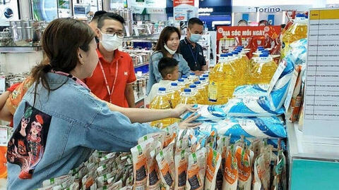 Siêu thị điện máy bất ngờ bán dầu ăn, mì gói trong mùa dịch Covid-19