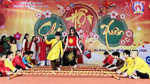 Cô trò Tiểu học Văn Yên diện áo dài đi hội chợ xuân