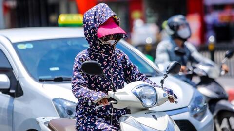 Miền Bắc, miền Trung đón nắng  nóng gay gắt