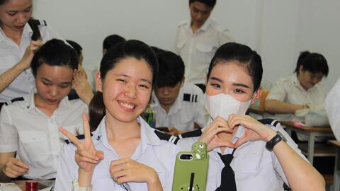 Nhiều phụ huynh Hà Nội đang "khóc ròng" vì thương con, chỉ vài câu chữ mà chứa cả bầu trời tâm trạng của bậc làm cha mẹ