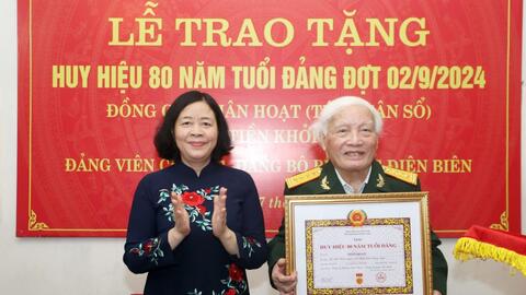 Trao Huy hiệu 80 năm tuổi Đảng tặng đồng chí Thân Hoạt