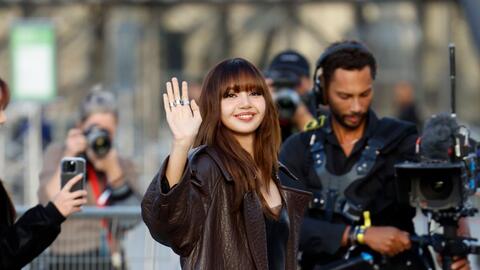 Lisa sinh ra để làm nữ chính, “chốt sổ” fashion week đẹp mỹ mãn với loạt khoảnh khắc đỉnh!