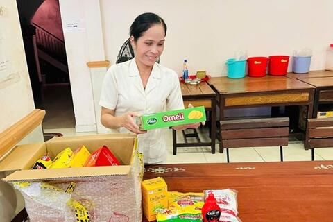 Người lao động Cà Mau vui mừng nhận hàng Chợ Tết Công đoàn trực tuyến