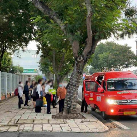Hơn 300 cán bộ ở TPHCM di chuyển bằng xe đưa đón miễn phí sau sáp nhập