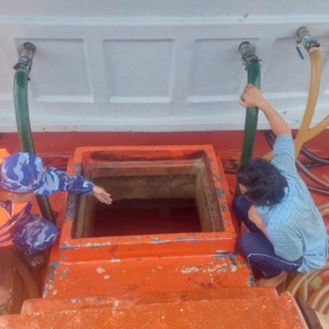 Cảnh sát biển bắt giữ tàu chở hơn 110.000 lít dầu DO không rõ nguồn gốc trong đêm