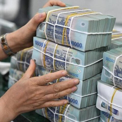 Tín dụng tăng tốc kỷ lục, nỗi lo chất lượng dòng vốn