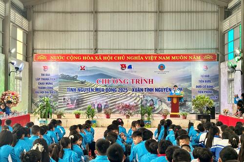 Tuổi trẻ ngành Tài chính chung tay sưởi ấm mùa đông vùng cao Sơn La