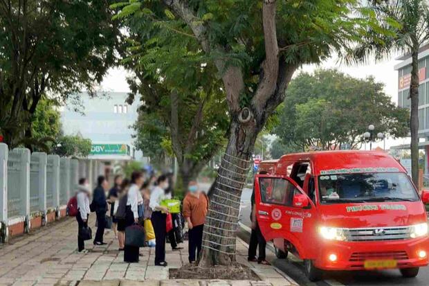 Hơn 300 cán bộ ở TPHCM di chuyển bằng xe đưa đón miễn phí sau sáp nhập