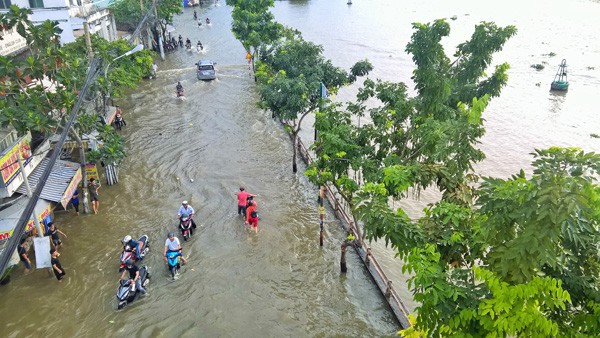 Mưa lớn kết hợp triều cường, nhiều con đường Sài Gòn thành ‘sông’ - Ảnh 1. Mưa lớn kết hợp triều cường, nhiều con đường Sài Gòn thành ‘sông’ - Ảnh 1.