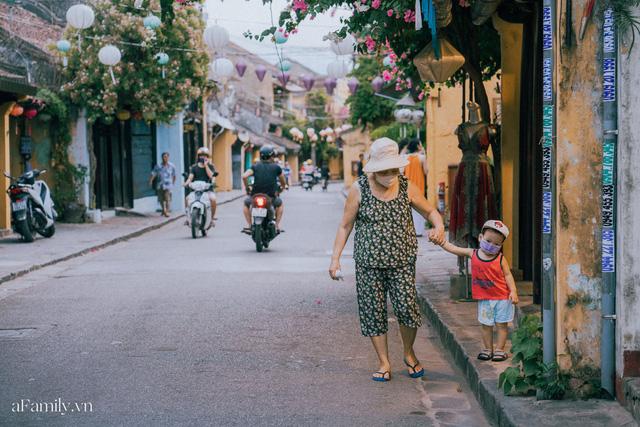 Chùm ảnh Hội An những ngày vắng khách du lịch vì dịch Covid-19, nhưng sự bình tĩnh và giữ ý thức chung khiến cuộc sống của người dân nơi đây vẫn nhẹ nhàng và luôn lạc quan - Ảnh 7. Chùm ảnh Hội An những ngày vắng khách du lịch vì dịch Covid-19, nhưng sự bình tĩnh và giữ ý thức chung khiến cuộc sống của người dân nơi đây vẫn nhẹ nhàng và luôn lạc quan - Ảnh 7.