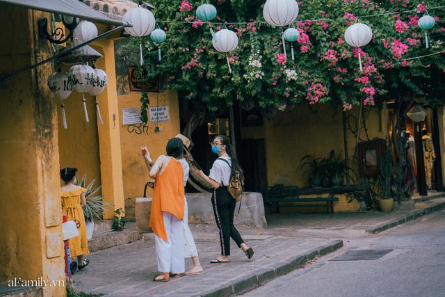 Chùm ảnh Hội An những ngày vắng khách du lịch vì dịch Covid-19, nhưng sự bình tĩnh và giữ ý thức chung khiến cuộc sống của người dân nơi đây vẫn nhẹ nhàng và luôn lạc quan - Ảnh 4. Chùm ảnh Hội An những ngày vắng khách du lịch vì dịch Covid-19, nhưng sự bình tĩnh và giữ ý thức chung khiến cuộc sống của người dân nơi đây vẫn nhẹ nhàng và luôn lạc quan - Ảnh 4.