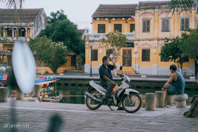 Chùm ảnh Hội An những ngày vắng khách du lịch vì dịch Covid-19, nhưng sự bình tĩnh và giữ ý thức chung khiến cuộc sống của người dân nơi đây vẫn nhẹ nhàng và luôn lạc quan - Ảnh 20. Chùm ảnh Hội An những ngày vắng khách du lịch vì dịch Covid-19, nhưng sự bình tĩnh và giữ ý thức chung khiến cuộc sống của người dân nơi đây vẫn nhẹ nhàng và luôn lạc quan - Ảnh 20.
