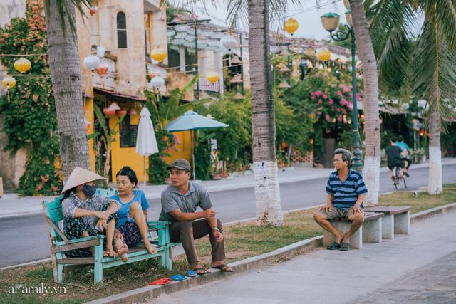 Chùm ảnh Hội An những ngày vắng khách du lịch vì dịch Covid-19, nhưng sự bình tĩnh và giữ ý thức chung khiến cuộc sống của người dân nơi đây vẫn nhẹ nhàng và luôn lạc quan - Ảnh 17. Chùm ảnh Hội An những ngày vắng khách du lịch vì dịch Covid-19, nhưng sự bình tĩnh và giữ ý thức chung khiến cuộc sống của người dân nơi đây vẫn nhẹ nhàng và luôn lạc quan - Ảnh 17.