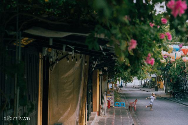 Chùm ảnh Hội An những ngày vắng khách du lịch vì dịch Covid-19, nhưng sự bình tĩnh và giữ ý thức chung khiến cuộc sống của người dân nơi đây vẫn nhẹ nhàng và luôn lạc quan - Ảnh 6. Chùm ảnh Hội An những ngày vắng khách du lịch vì dịch Covid-19, nhưng sự bình tĩnh và giữ ý thức chung khiến cuộc sống của người dân nơi đây vẫn nhẹ nhàng và luôn lạc quan - Ảnh 6.