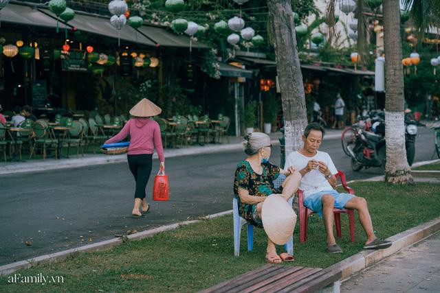 Chùm ảnh Hội An những ngày vắng khách du lịch vì dịch Covid-19, nhưng sự bình tĩnh và giữ ý thức chung khiến cuộc sống của người dân nơi đây vẫn nhẹ nhàng và luôn lạc quan - Ảnh 3. Chùm ảnh Hội An những ngày vắng khách du lịch vì dịch Covid-19, nhưng sự bình tĩnh và giữ ý thức chung khiến cuộc sống của người dân nơi đây vẫn nhẹ nhàng và luôn lạc quan - Ảnh 3.
