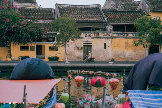 Chùm ảnh Hội An những ngày vắng khách du lịch vì dịch Covid-19, nhưng sự bình tĩnh và giữ ý thức chung khiến cuộc sống của người dân nơi đây vẫn nhẹ nhàng và luôn lạc quan - Ảnh 18. Chùm ảnh Hội An những ngày vắng khách du lịch vì dịch Covid-19, nhưng sự bình tĩnh và giữ ý thức chung khiến cuộc sống của người dân nơi đây vẫn nhẹ nhàng và luôn lạc quan - Ảnh 18.