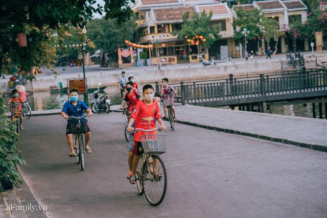 Chùm ảnh Hội An những ngày vắng khách du lịch vì dịch Covid-19, nhưng sự bình tĩnh và giữ ý thức chung khiến cuộc sống của người dân nơi đây vẫn nhẹ nhàng và luôn lạc quan - Ảnh 16. Chùm ảnh Hội An những ngày vắng khách du lịch vì dịch Covid-19, nhưng sự bình tĩnh và giữ ý thức chung khiến cuộc sống của người dân nơi đây vẫn nhẹ nhàng và luôn lạc quan - Ảnh 16.