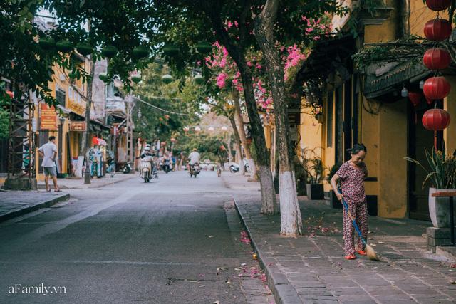 Chùm ảnh Hội An những ngày vắng khách du lịch vì dịch Covid-19, nhưng sự bình tĩnh và giữ ý thức chung khiến cuộc sống của người dân nơi đây vẫn nhẹ nhàng và luôn lạc quan - Ảnh 12. Chùm ảnh Hội An những ngày vắng khách du lịch vì dịch Covid-19, nhưng sự bình tĩnh và giữ ý thức chung khiến cuộc sống của người dân nơi đây vẫn nhẹ nhàng và luôn lạc quan - Ảnh 12.