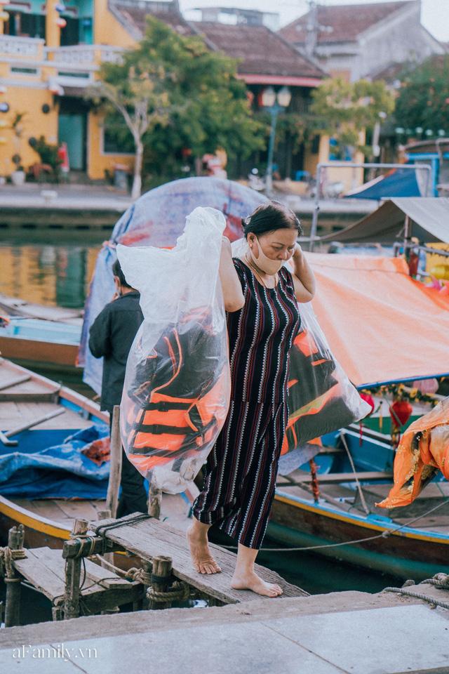 Chùm ảnh Hội An những ngày vắng khách du lịch vì dịch Covid-19, nhưng sự bình tĩnh và giữ ý thức chung khiến cuộc sống của người dân nơi đây vẫn nhẹ nhàng và luôn lạc quan - Ảnh 14. Chùm ảnh Hội An những ngày vắng khách du lịch vì dịch Covid-19, nhưng sự bình tĩnh và giữ ý thức chung khiến cuộc sống của người dân nơi đây vẫn nhẹ nhàng và luôn lạc quan - Ảnh 14.