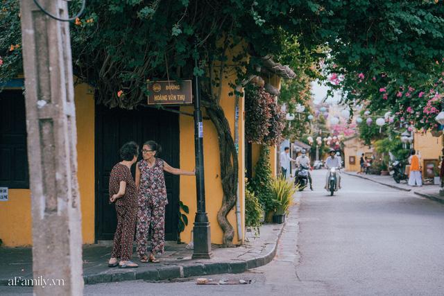 Chùm ảnh Hội An những ngày vắng khách du lịch vì dịch Covid-19, nhưng sự bình tĩnh và giữ ý thức chung khiến cuộc sống của người dân nơi đây vẫn nhẹ nhàng và luôn lạc quan - Ảnh 1. Chùm ảnh Hội An những ngày vắng khách du lịch vì dịch Covid-19, nhưng sự bình tĩnh và giữ ý thức chung khiến cuộc sống của người dân nơi đây vẫn nhẹ nhàng và luôn lạc quan - Ảnh 1.