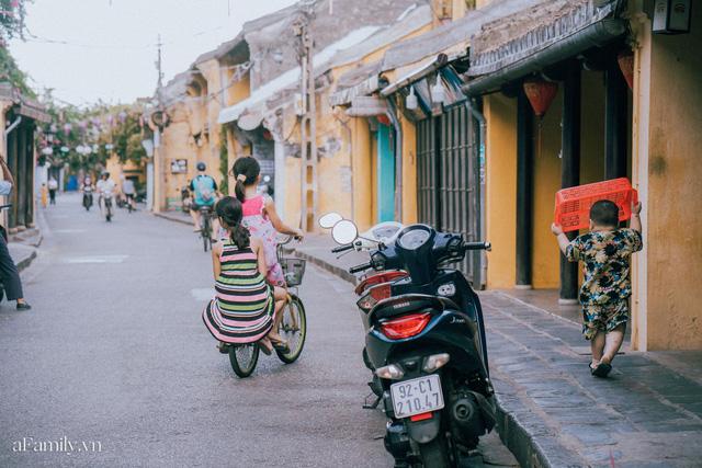 Chùm ảnh Hội An những ngày vắng khách du lịch vì dịch Covid-19, nhưng sự bình tĩnh và giữ ý thức chung khiến cuộc sống của người dân nơi đây vẫn nhẹ nhàng và luôn lạc quan - Ảnh 10. Chùm ảnh Hội An những ngày vắng khách du lịch vì dịch Covid-19, nhưng sự bình tĩnh và giữ ý thức chung khiến cuộc sống của người dân nơi đây vẫn nhẹ nhàng và luôn lạc quan - Ảnh 10.