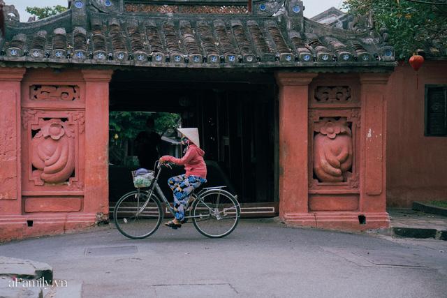 Chùm ảnh Hội An những ngày vắng khách du lịch vì dịch Covid-19, nhưng sự bình tĩnh và giữ ý thức chung khiến cuộc sống của người dân nơi đây vẫn nhẹ nhàng và luôn lạc quan - Ảnh 15. Chùm ảnh Hội An những ngày vắng khách du lịch vì dịch Covid-19, nhưng sự bình tĩnh và giữ ý thức chung khiến cuộc sống của người dân nơi đây vẫn nhẹ nhàng và luôn lạc quan - Ảnh 15.