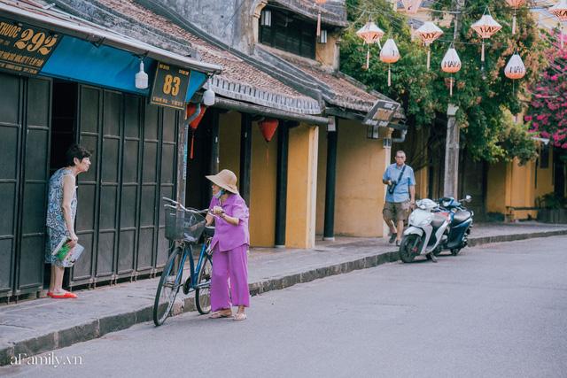Chùm ảnh Hội An những ngày vắng khách du lịch vì dịch Covid-19, nhưng sự bình tĩnh và giữ ý thức chung khiến cuộc sống của người dân nơi đây vẫn nhẹ nhàng và luôn lạc quan - Ảnh 11. Chùm ảnh Hội An những ngày vắng khách du lịch vì dịch Covid-19, nhưng sự bình tĩnh và giữ ý thức chung khiến cuộc sống của người dân nơi đây vẫn nhẹ nhàng và luôn lạc quan - Ảnh 11.