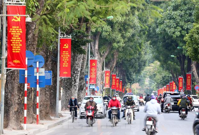 Hà Nội rực rỡ cờ, áp phích chào mừng Đại hội XIII của Đảng - Ảnh 4. Hà Nội rực rỡ cờ, áp phích chào mừng Đại hội XIII của Đảng - Ảnh 4.