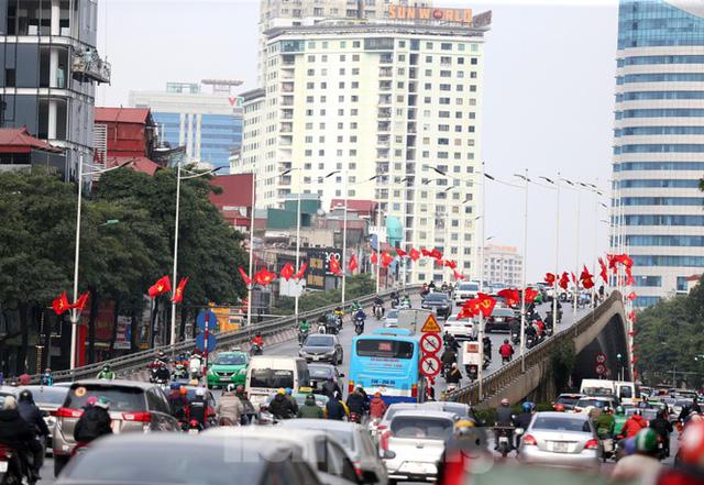 Hà Nội rực rỡ cờ, áp phích chào mừng Đại hội XIII của Đảng - Ảnh 1. Hà Nội rực rỡ cờ, áp phích chào mừng Đại hội XIII của Đảng - Ảnh 1.