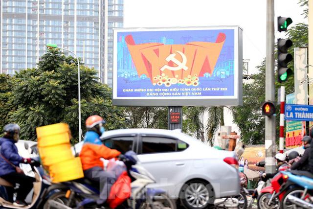 Hà Nội rực rỡ cờ, áp phích chào mừng Đại hội XIII của Đảng - Ảnh 2. Hà Nội rực rỡ cờ, áp phích chào mừng Đại hội XIII của Đảng - Ảnh 2.