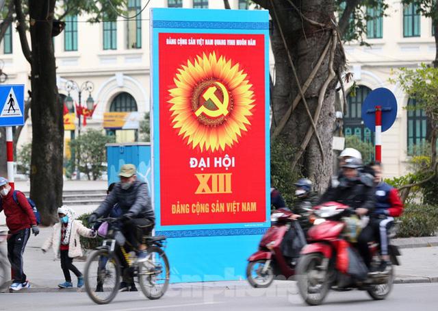 Hà Nội rực rỡ cờ, áp phích chào mừng Đại hội XIII của Đảng - Ảnh 9. Hà Nội rực rỡ cờ, áp phích chào mừng Đại hội XIII của Đảng - Ảnh 9.