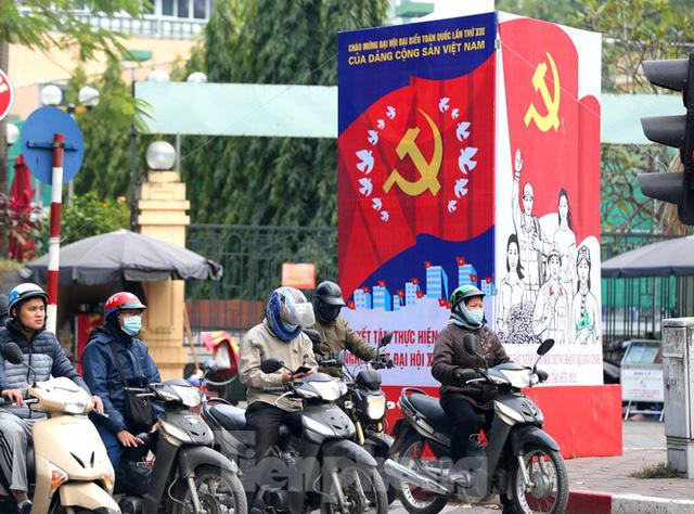 Hà Nội rực rỡ cờ, áp phích chào mừng Đại hội XIII của Đảng - Ảnh 6. Hà Nội rực rỡ cờ, áp phích chào mừng Đại hội XIII của Đảng - Ảnh 6.