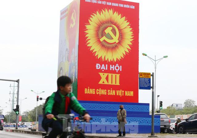 Hà Nội rực rỡ cờ, áp phích chào mừng Đại hội XIII của Đảng - Ảnh 8. Hà Nội rực rỡ cờ, áp phích chào mừng Đại hội XIII của Đảng - Ảnh 8.