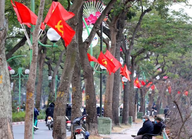 Hà Nội rực rỡ cờ, áp phích chào mừng Đại hội XIII của Đảng - Ảnh 7. Hà Nội rực rỡ cờ, áp phích chào mừng Đại hội XIII của Đảng - Ảnh 7.