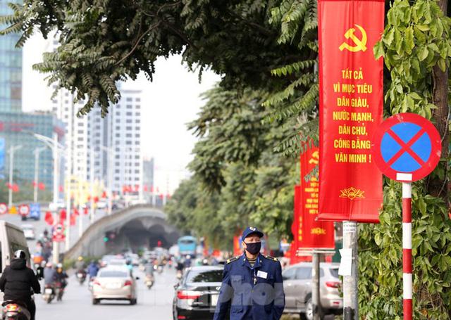 Hà Nội rực rỡ cờ, áp phích chào mừng Đại hội XIII của Đảng - Ảnh 3. Hà Nội rực rỡ cờ, áp phích chào mừng Đại hội XIII của Đảng - Ảnh 3.