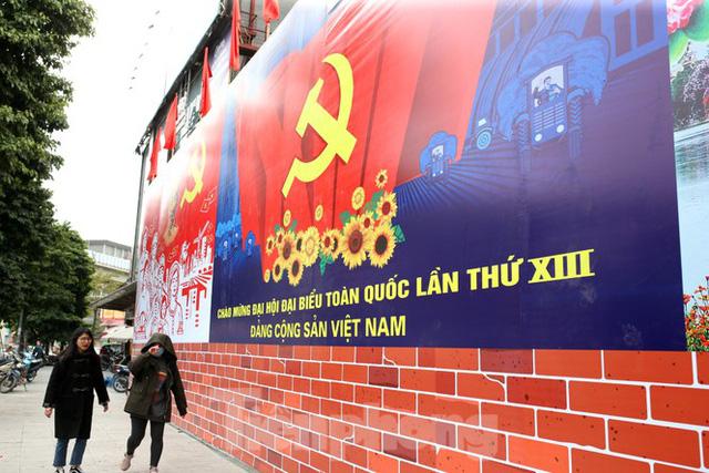 Hà Nội rực rỡ cờ, áp phích chào mừng Đại hội XIII của Đảng - Ảnh 11. Hà Nội rực rỡ cờ, áp phích chào mừng Đại hội XIII của Đảng - Ảnh 11.