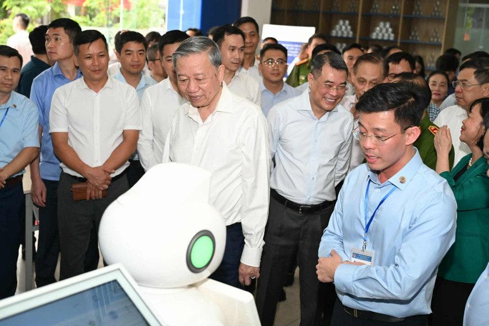 Tổng Bí thư Tô Lâm đến thăm, kiểm tra hoạt động của chính quyền địa phương hai cấp tại phường Tây Hồ, thành phố Hà Nội. Ảnh: TTXVN.  