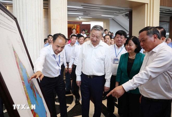 Tổng Bí thư Tô Lâm kiểm tra hoạt động của chính quyền địa phương 2 cấp tại phường Tây Hồ, thành phố Hà Nội. Ảnh: Thống Nhất/TTXVN.  