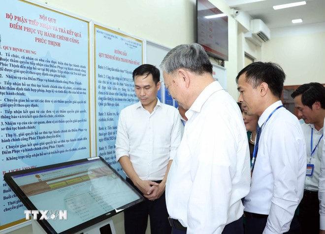Tổng Bí thư Tô Lâm kiểm tra hoạt động tại Trung tâm hành chính công xã Phúc Thịnh. Ảnh: Thống Nhất/TTXVN.  