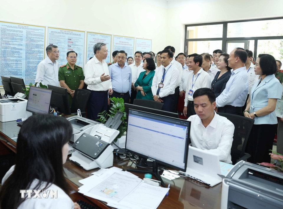 Tổng Bí thư Tô Lâm thăm, kiểm tra hoạt động tại Trung tâm hành chính công xã Phúc Thịnh. Ảnh: Thống Nhất/TTXVN.  