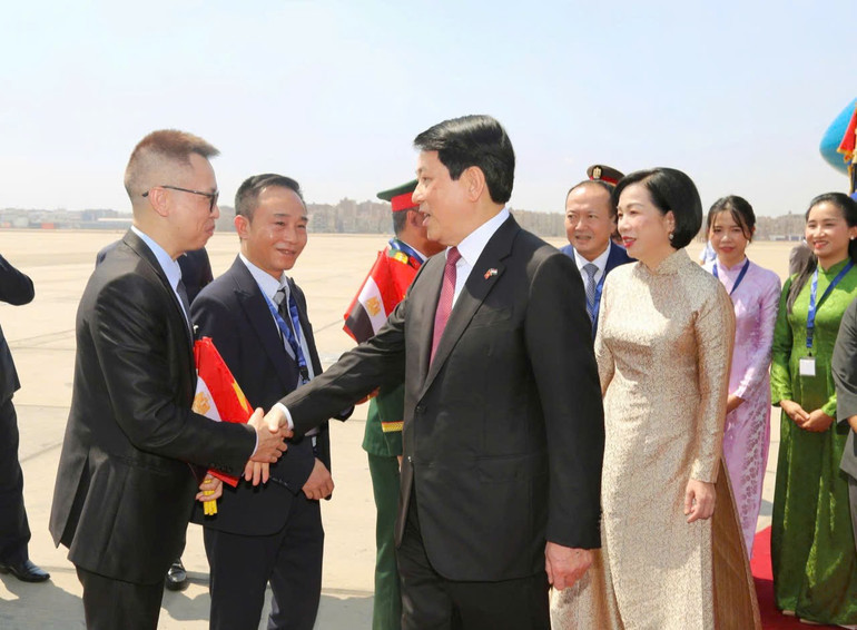 Chủ tịch nước Lương Cường đến Cairo, bắt đầu chuyến thăm cấp Nhà nước Cộng hòa Arab Ai Cập. (Ảnh: Xuân Kỳ)