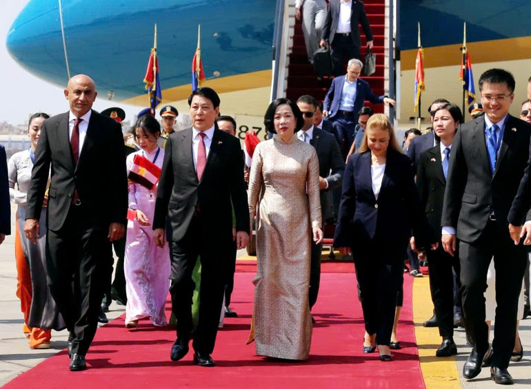 Chủ tịch nước Lương Cường đến Cairo, bắt đầu chuyến thăm cấp Nhà nước Cộng hòa Arab Ai Cập. (Ảnh: Xuân Kỳ)