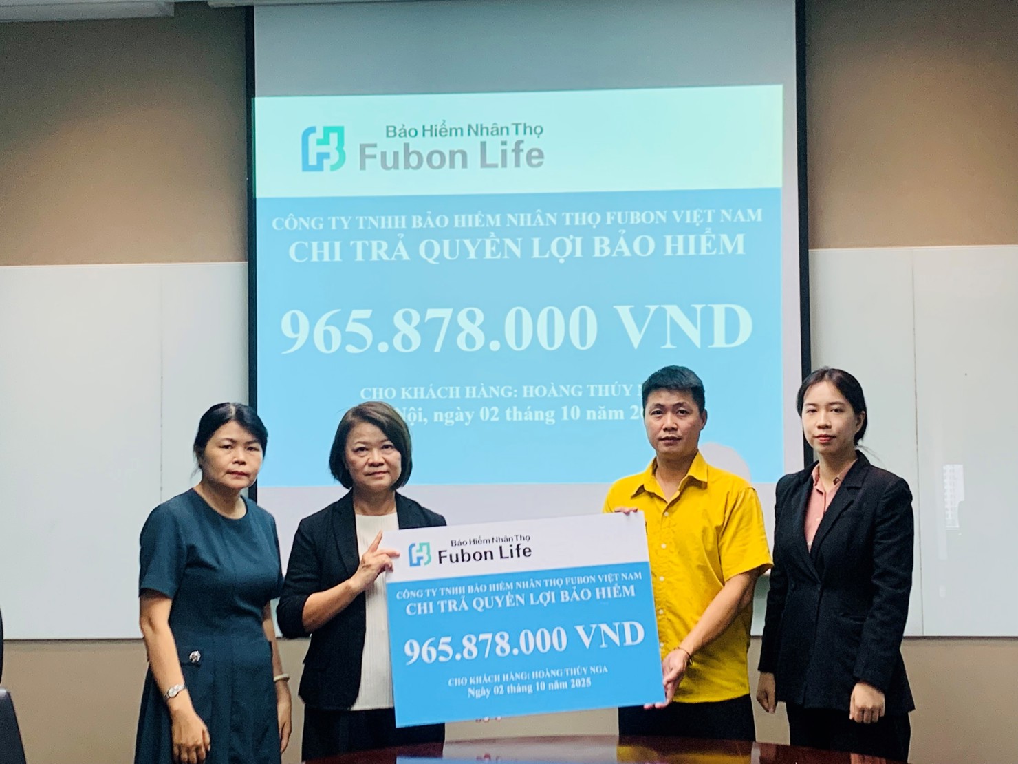 Fubon Life Việt Nam tổ chức trao bồi thường quyền lợi bảo hiểm nhân thọ cho khách hàng tại TP. Hà Nội.
