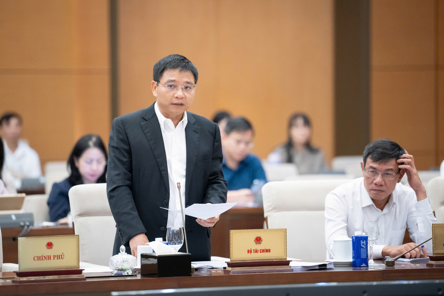 Bộ trưởng Bộ Tài chính Nguyễn Văn Thắng báo cáo tại phiên họp.